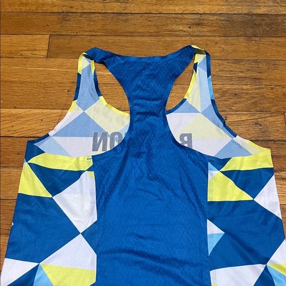 Run In Rabbit Boston Geometric Running Tank Top, size Medium - Picture 7 of 10